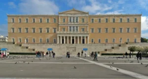 Tronditet qeveria Mitsotakis: Dorëhiqen tre ministra, skandal me fondet bujqësore në qendër të hetimeve