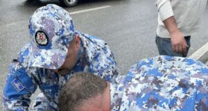 Përplasi 4 makina dhe k*rcënoi qytetarët me h*nxh*r, 34-vjeçari ishte i shpallur në kërkim