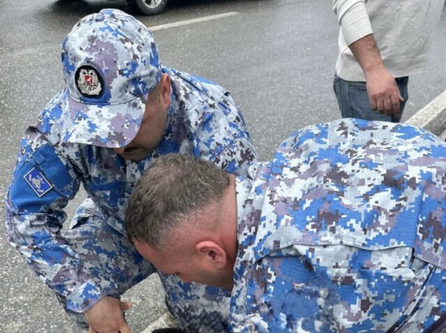 Përplasi 4 makina dhe k*rcënoi qytetarët me h*nxh*r, 34-vjeçari ishte i shpallur në kërkim