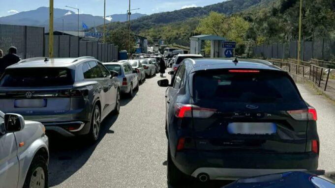 Fluks automjetesh në doganën e Kakavijës, 3 km radha e pritjes
