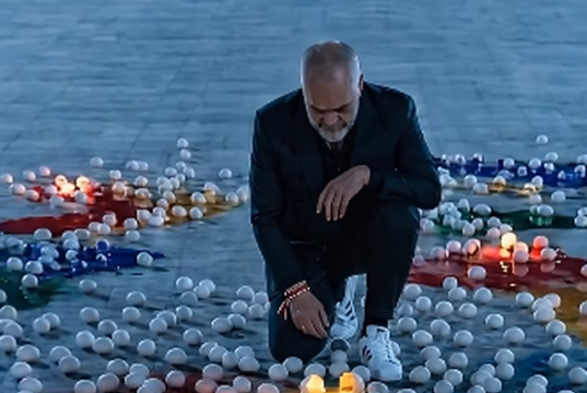 Kryeministri Edi Rama uron besimtarët katolikë në Ditën e Pashkës