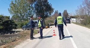 Fier/Tentoi të parakalonte makinën, ndërron jetë drejtuesi i motoçikletës