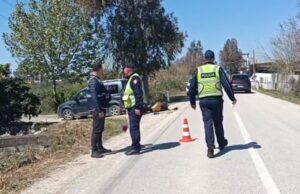 Fier/Tentoi të parakalonte makinën, ndërron jetë drejtuesi i motoçikletës