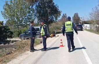 Fier/Tentoi të parakalonte makinën, ndërron jetë drejtuesi i motoçikletës