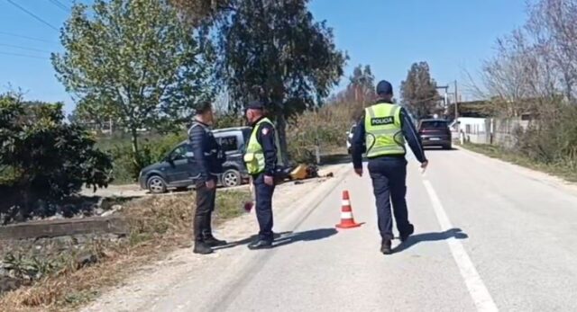 Fier/Tentoi të parakalonte makinën, ndërron jetë drejtuesi i motoçikletës