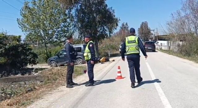 Fier/Tentoi të parakalonte makinën, ndërron jetë drejtuesi i motoçikletës