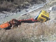 Perfundon ne gremine ,trajleri qe transportonte eksavator