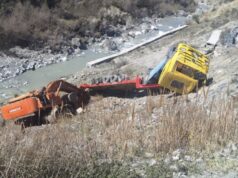 Perfundon ne gremine ,trajleri qe transportonte eksavator