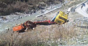 Perfundon ne gremine ,trajleri qe transportonte eksavator