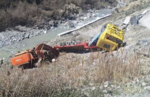Perfundon ne gremine ,trajleri qe transportonte eksavator