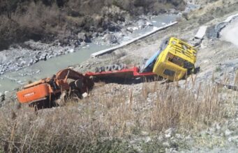 Perfundon ne gremine ,trajleri qe transportonte eksavator