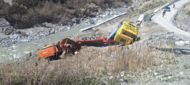 Perfundon ne gremine ,trajleri qe transportonte eksavator