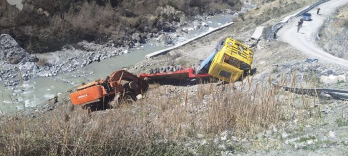 Perfundon ne gremine ,trajleri qe transportonte eksavator
