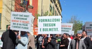 Blegtorët në protestë para Ministrisë së Bujqësisë
