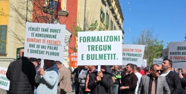 Blegtorët në protestë para Ministrisë së Bujqësisë