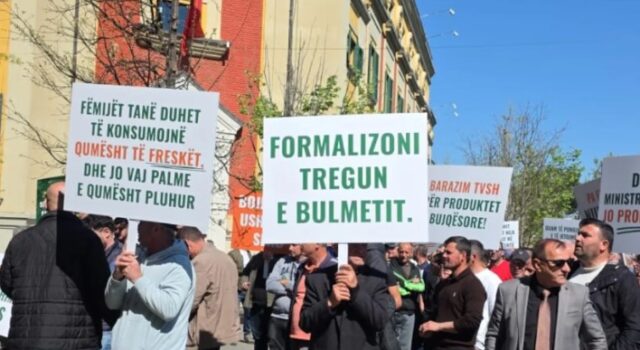 Blegtorët në protestë para Ministrisë së Bujqësisë