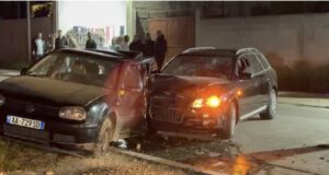 Fier /Nuk i ndaloi policisë, përplaset me një mjet të parkuar