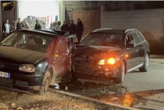 Fier /Nuk i ndaloi policisë, përplaset me një mjet të parkuar
