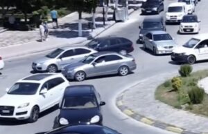 Trafiku në Fier jashtë kontrollit