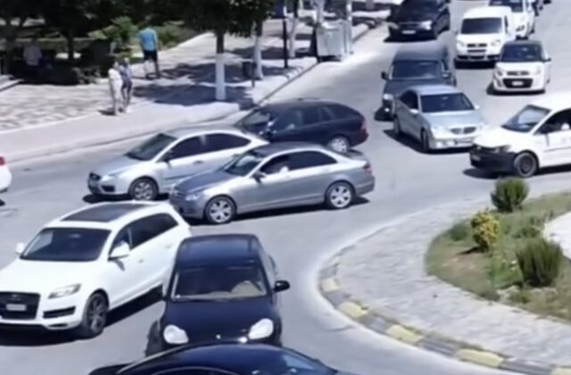 Trafiku në Fier jashtë kontrollit