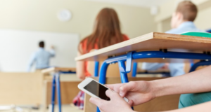 Telefonat dhe rrjetet sociale në shkolla