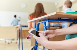 Telefonat dhe rrjetet sociale në shkolla