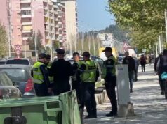 Makina përplas 64-vjeçaren në vijat e bardha