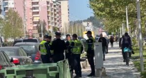 Makina përplas 64-vjeçaren në vijat e bardha