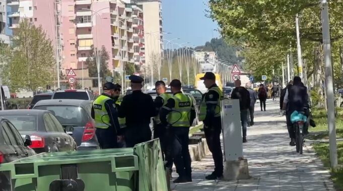 Makina përplas 64-vjeçaren në vijat e bardha