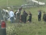 Makina del nga rruga, 3 të pl*gosur, mes tyre fëmijë