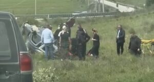 Makina del nga rruga, 3 të pl*gosur, mes tyre fëmijë