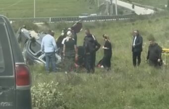 Makina del nga rruga, 3 të pl*gosur, mes tyre fëmijë