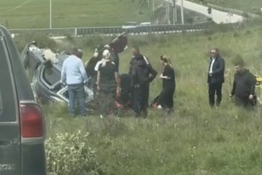 Makina del nga rruga, 3 të pl*gosur, mes tyre fëmijë