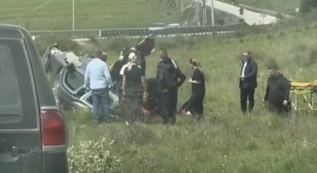 Makina del nga rruga, 3 të pl*gosur, mes tyre fëmijë