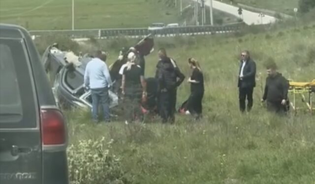 Makina del nga rruga, 3 të pl*gosur, mes tyre fëmijë