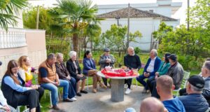 Balluku dhe Rama vizitojnë familjen Mone në Fier: Mikpritje dhe urime !