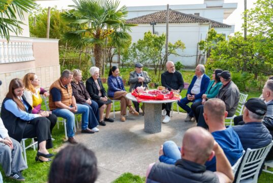 Balluku dhe Rama vizitojnë familjen Mone në Fier: Mikpritje dhe urime !