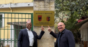 Ish-kryebashkiaku i New Yorkut, Eric Adams bëhet banor i Njësisë Nr. 2 në Tiranë