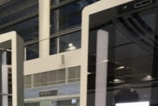 Radhë deri në 3 orë në aeroportet europiane, shkak sistemi i ri EES