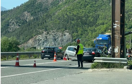 Aksident i rëndë në Rrugën e Kombit, 2 v*ktima dhe 5 të pl*gosur