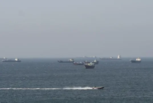 Irani vendos rregulla të reja në Hormuz, prioritet për anijet që paguajnë