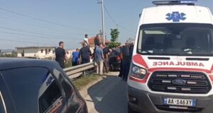 Përplasen 3 makina në autostradën Rrogozhine-Lushnje, një mjet bllokohet në barrierën metalik