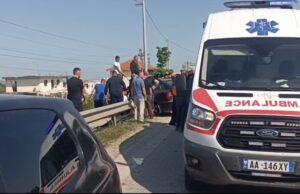 Përplasen 3 makina në autostradën Rrogozhine-Lushnje, një mjet bllokohet në barrierën metalik