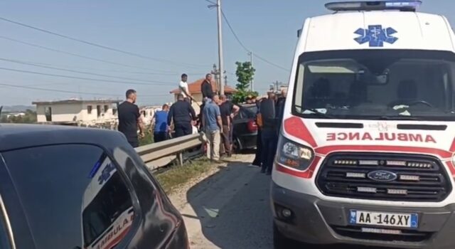 Përplasen 3 makina në autostradën Rrogozhine-Lushnje, një mjet bllokohet në barrierën metalik