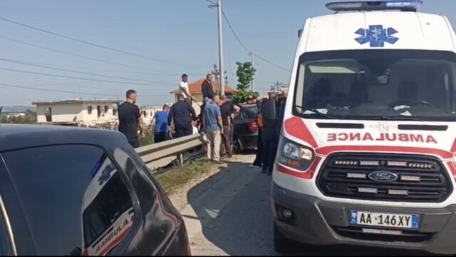 Përplasen 3 makina në autostradën Rrogozhine-Lushnje, një mjet bllokohet në barrierën metalik