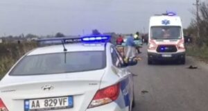 Del nga rruga në autostradë, 39-vjeçari humb jetën, një i plagosur