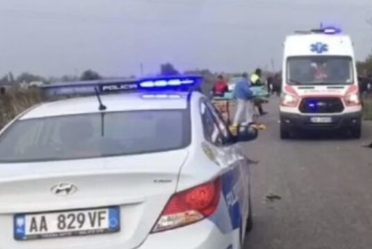 Del nga rruga në autostradë, 39-vjeçari humb jetën, një i plagosur