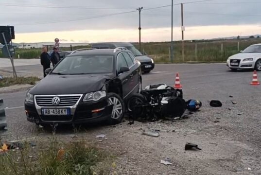 Motoçiklisti përplaset nga një automjet ne Lushnje -Fier