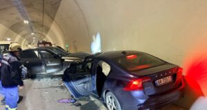 Aksident brenda tunelit te Llogarasë, përplasen 2 makina, bllokohet qarkullimi