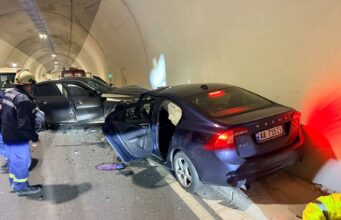 Aksident brenda tunelit te Llogarasë, përplasen 2 makina, bllokohet qarkullimi